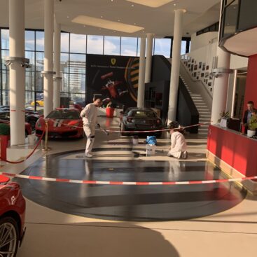 Decken und Wandgestaltung in einem Ferrari Autohaus